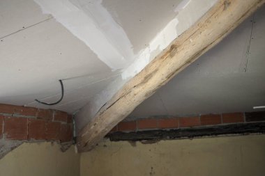 Eski bir evin tavanını cilalamak ve boyamak