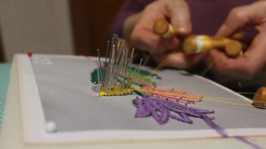 Evde bobbin dantelinin tadını çıkarıyor.