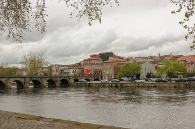 Portekiz, Chaves 'teki Roma köprüsünün üzerinden bulutlar ve yağmur yağıyor