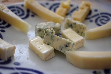 Tabaktaki peynirin güçlü kokusu.