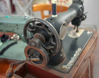 Evde çalışmak için eski, güzel bir dikiş makinesi.