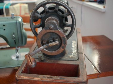 Eski, siyah bir dikiş makinesi.