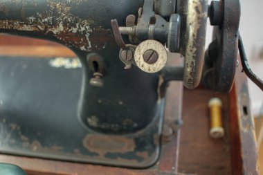 Yaşlı büyükannem, siyah dikiş makinesi hala çalışıyor.