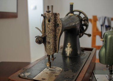 Eski, şık dikiş makinesi hala evde çalışıyor.