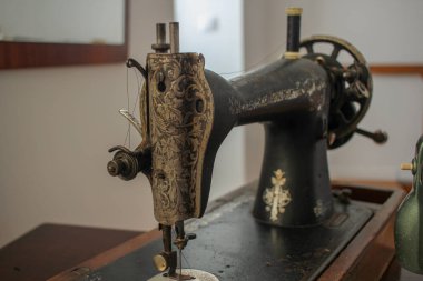 Büyükannem gümüş ve siyah dikiş makinesi hala evde çalışıyor.