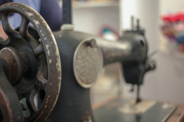 Büyükannemden kalma eski bir dikiş makinesi. Anlatılmamış sonsuz hikâyeler.