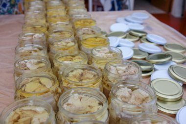 Onu korumak için yağlı birkaç kavanoz.