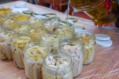 Kavanozlarda muhafaza etmek için zeytinyağlı bonito.