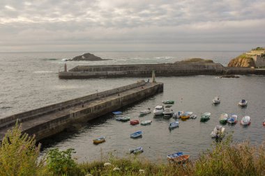 Tapia de Casariego 'da gün batımında iki deniz feneri, Asturias, İspanya