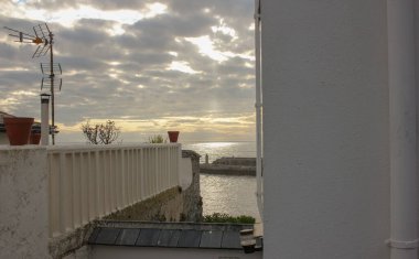 İspanya Tapia de Casariego 'dan Cantabria Denizi' nde gün batımına bir göz atmak