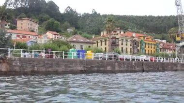 San Esteban de Pravia, Asturias, İspanya 'nın önündeki bir teknede.