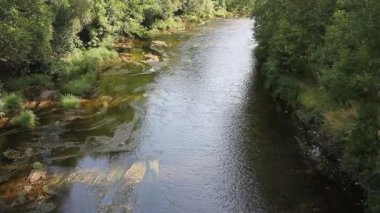 Bir köprüden Eo nehri