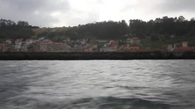 İspanya, San Esteban de Pravia 'nın önünde tekne gezisi.