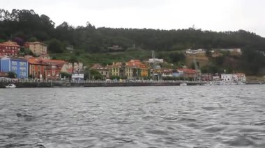 İspanya, San Esteban de Pravia 'ya bir nehirden giriyor.