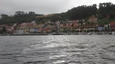 San Esteban de Pravia, İspanya, nehirden gelen gümüş suyun önünde