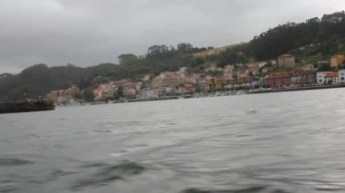 San Esteban de Pravia 'nın güzelliği, İspanya, bir tekneden