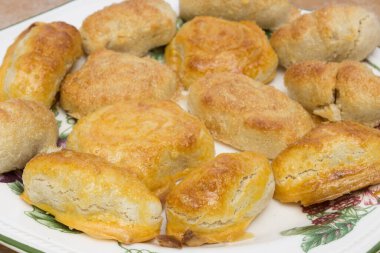 Altın-kahverengi kabuk kaplı ev yapımı badem badem ezmesi klasik Noel pastaları, taze pişmiş..