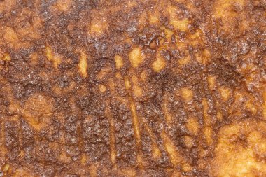 Yeni pişmiş bir elmalı turtanın alt kabuğunun yakın çekimi güzel bir kahverengiye dönüştü. Karamelli elmanın daha koyu lekeleriyle iyi yapılmış bir turta kabuğunda gevrek ve pul pul.. 