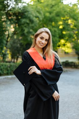 Siyahlar içinde güzel bir üniversite mezunu. Mutlu öğrenci üniversiteyi başarıyla tamamladı ve yüksek lisans yaptı..