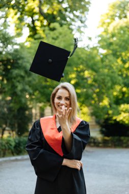 Siyahlar içinde güzel bir üniversite mezunu. Mutlu öğrenci üniversiteyi başarıyla tamamladı ve yüksek lisans yaptı..