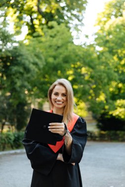 Siyahlar içinde güzel bir üniversite mezunu. Mutlu öğrenci üniversiteyi başarıyla tamamladı ve yüksek lisans yaptı..