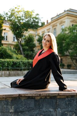 Siyahlar içinde güzel bir üniversite mezunu. Mutlu öğrenci üniversiteyi başarıyla tamamladı ve yüksek lisans yaptı..