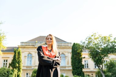 Siyahlar içinde güzel bir üniversite mezunu. Mutlu öğrenci üniversiteyi başarıyla tamamladı ve yüksek lisans yaptı..