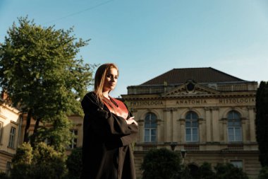 Siyahlar içinde güzel bir üniversite mezunu. Mutlu öğrenci üniversiteyi başarıyla tamamladı ve yüksek lisans yaptı..