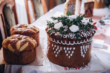 Üzerinde pasta ve iki pasta olan bir masa.