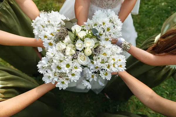 Een Groep Bruidsmeisjes Met Boeketten Bloemen — Stockfoto