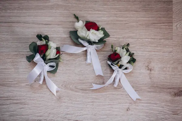 Drie Bouthes Met Witte Rode Bloemen Een Houten Ondergrond — Stockfoto