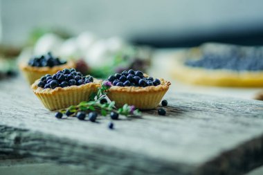 Yeşil çatılı bir saat kulesi ve eski Lviv 'de gökyüzü arka planı.