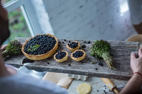 Yeşil çatılı bir saat kulesi ve eski Lviv 'de gökyüzü arka planı.