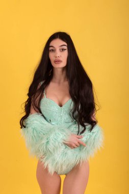 Genç güzel esmer kadın stüdyoda poz