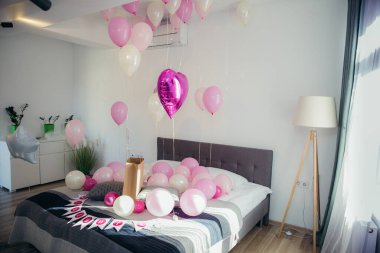 Yerde güzel pembe beyaz balonlar var..