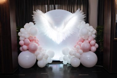 Odada güzel lüks balonlar var.