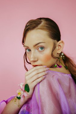 Parlak makyajlı güzel bir kızın portresi..