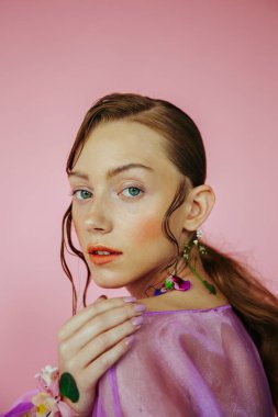 Güzel bir genç kadının portresi.