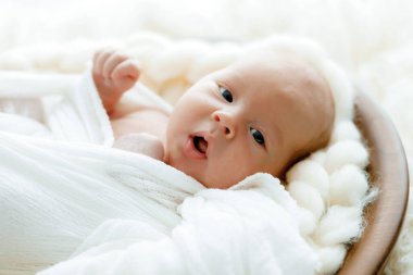 Yeni doğmuş şirin bebek battaniyenin üzerinde yatıyor..