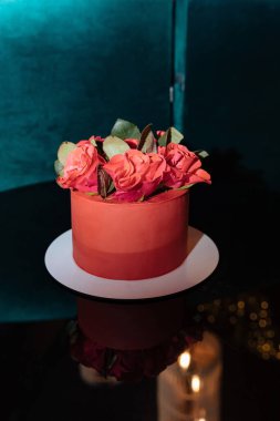 Kırmızı güllerle süslenmiş güzel bir düğün pastası..