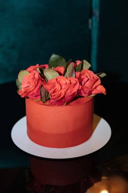 Güllerle süslenmiş lezzetli bir pasta.