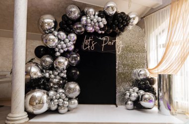 Siyah arka planda tatil için geniş bir dekoratif öğe seti..