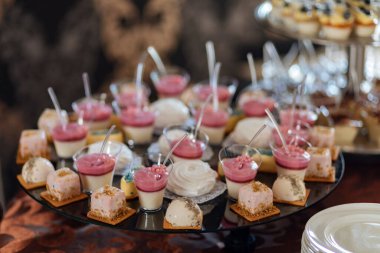 Kremalı ve çikolatalı düğün pastası.