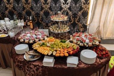 Yemek ve içeceklerle dolu bir düğün masası