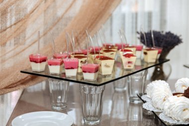 Düğün resepsiyonunda lezzetli bir tatlı.