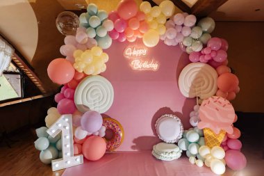 Bir kızın birinci yılını kutlamak için şık pembe bir fotoğraf bölgesi.