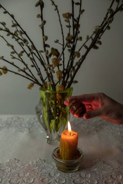 Bir dişinin ellerinde yanan mum