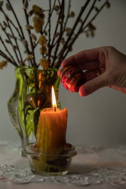 Masadaki bardakta yanan mum.