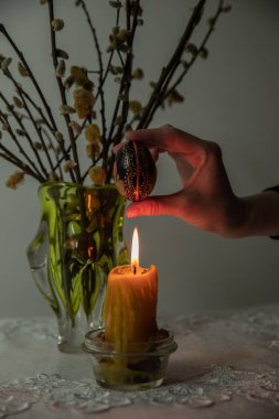 Mum ve yanan bir mumla bir el. Aşk konsepti.