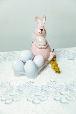Beyaz arka planda paskalya yumurtası ve tavşan. Mutlu Paskalyalar.